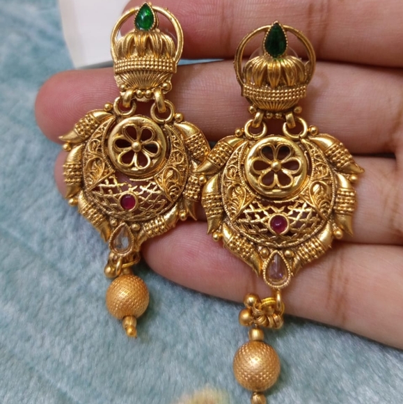 Jewelry - A sophisticated crown-shape like handmade Rajwari earrings